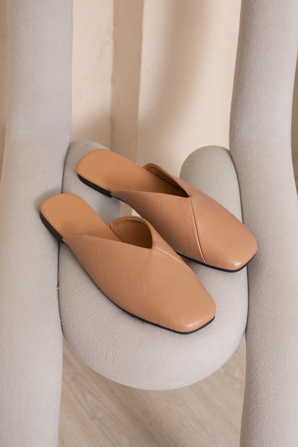 Simple Meets Sumptuous Slip On Mules Camel Brown