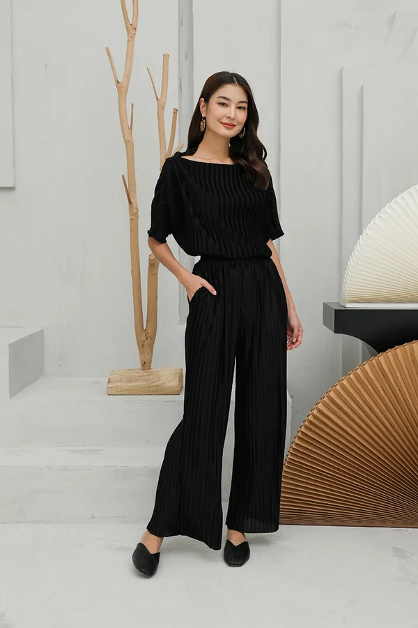 Scintillating Depth Pleats Pocket Palazzo Pants Black
