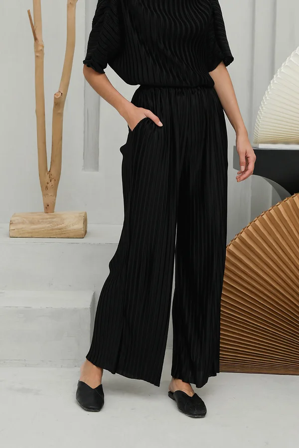 Scintillating Depth Pleats Pocket Palazzo Pants Black