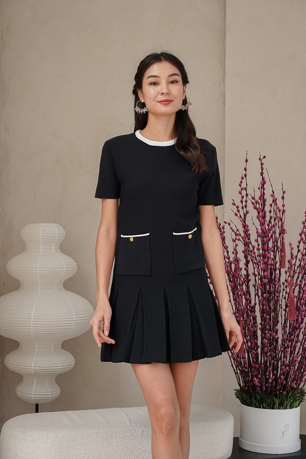 Compelling Contrast Pleat Knit Dress