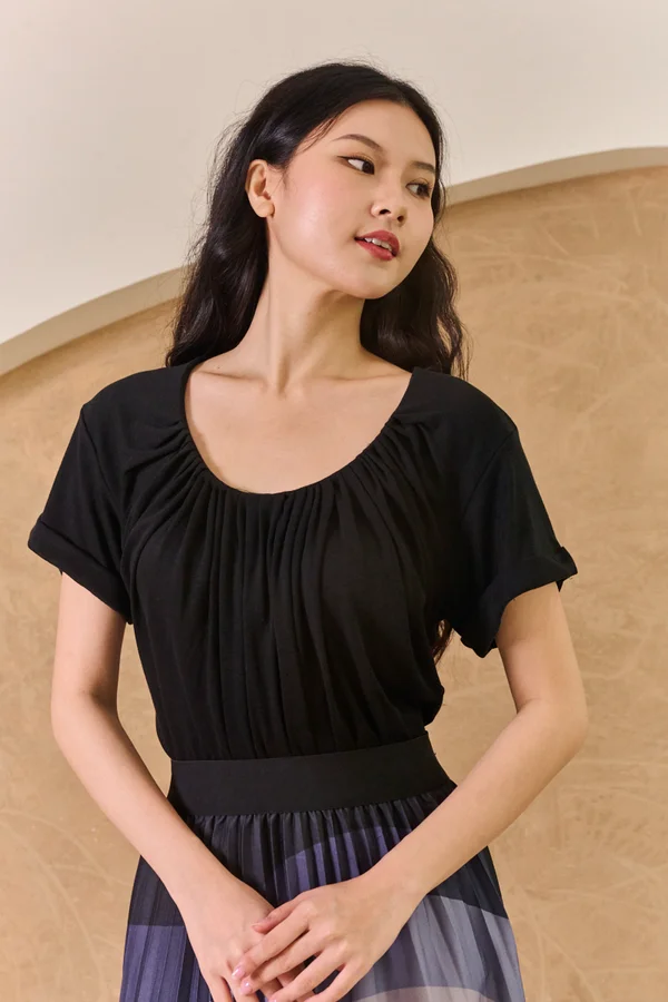 Gathers Grail Cuffed Tee Black