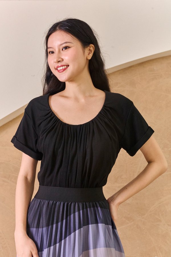 Gathers Grail Cuffed Tee Black