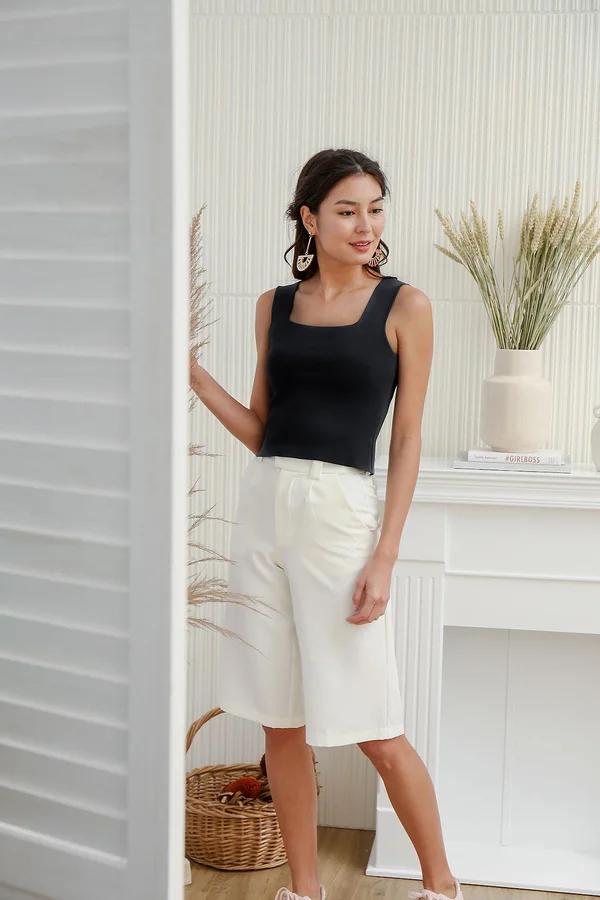 Seamlessly Angled Knit Top Black