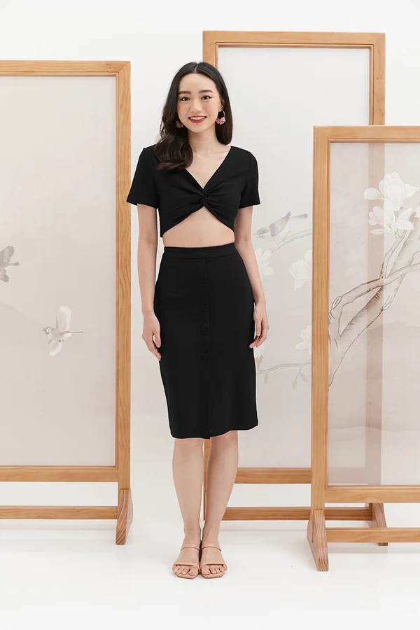 Sporty Finesse Twist Knot Crop Top Black